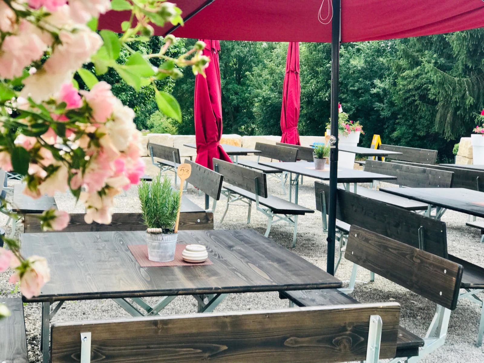 Biergarten des Gasthof Krone mit roten Sonnenschirmen
