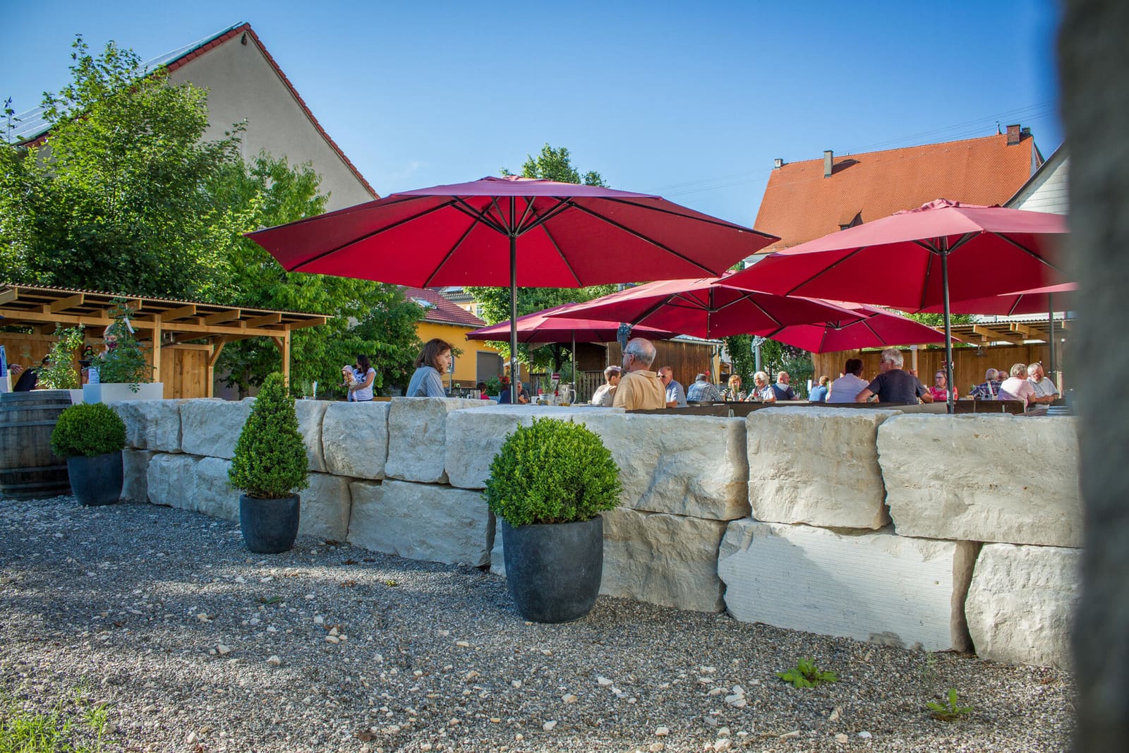 Rote Sonnenschirme im Biergarten