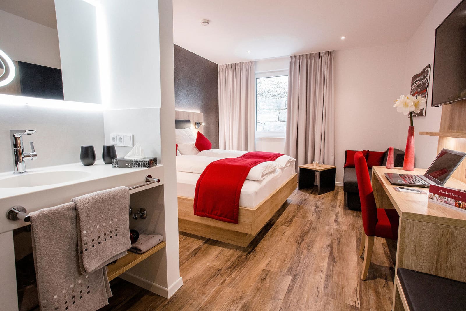 Modern eingerichtetes Doppelzimmer im Hotel Krone