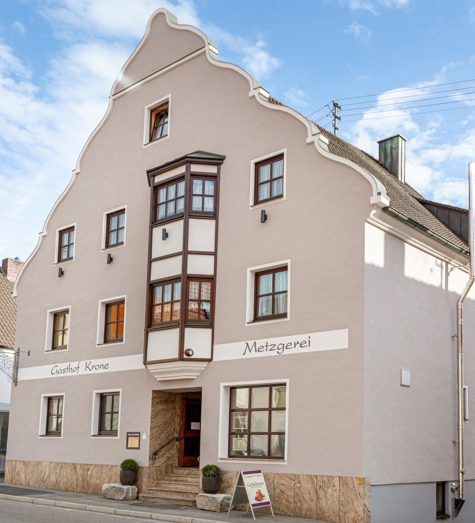 Der Gasthof Krone in Bissingen, historische Fassade mit Restaurant und Metzgerei